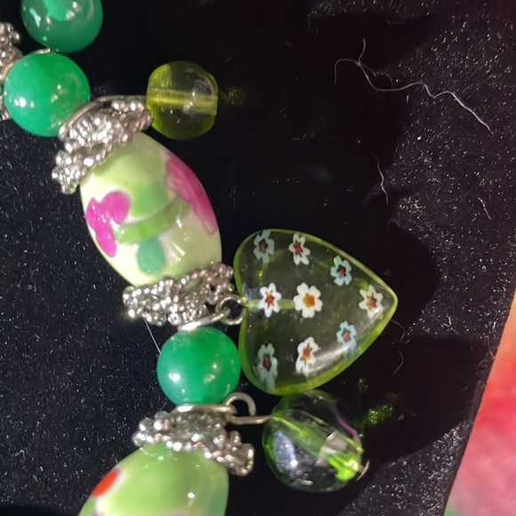 Vintage Floral Beaded stretch Bracelet - Green and Pink - Picture 2 of 6